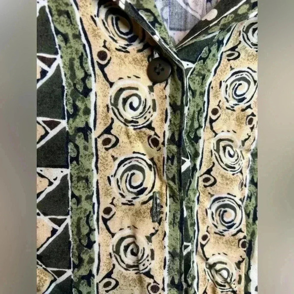 Notations vintage patterned v-neck button up top - Picture 4 of 5